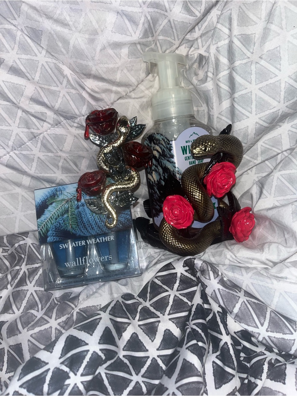 Bath and body works Snake soap Holder  with Red Rose wallflower bundle